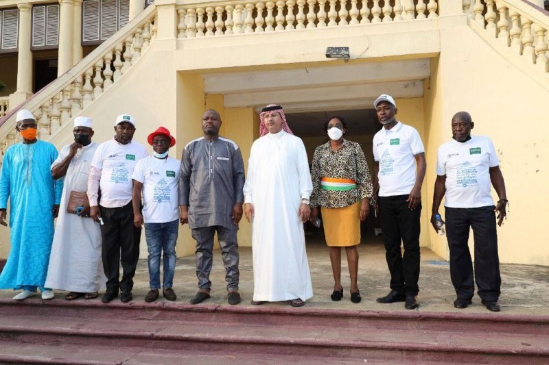 La 5è adjointe au maire Sanogo Mariam, M. GOORE Sylvanus, Conseiller Technique du Ministre de la Femme, de la Famille et de l'Enfant, les responsables de l'Ong et de l'Orphélinat autour de SEM Abdullah Bin Hamad Alsobaiee,