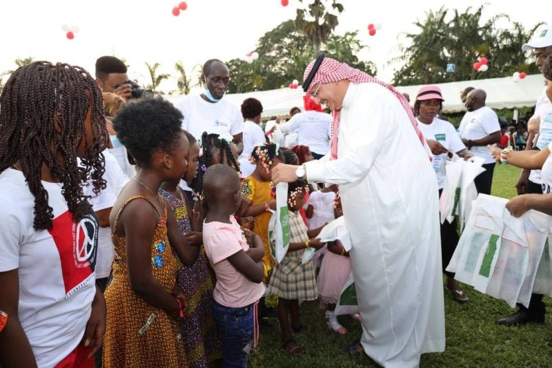 SEM Abdullah Bin Hamad Alsobaiee, ambassadeur du Royaume d’Arabie Saoudite près la République de Côte d’Ivoire distribuant les dons aux enfants