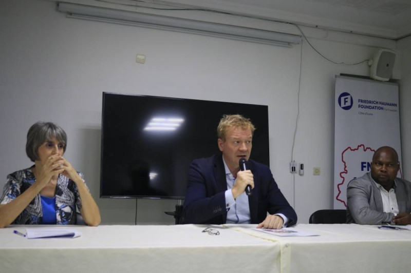 Sosthène Koffi et Gisèle Dutheuil expliquent le bien-fondé du Programme. (Photo Dr).



