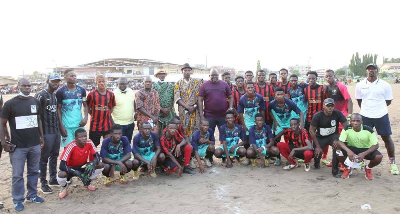 Diabaté Abdoulaye, le représentant du parrain, Eric Taba avec les deux équipes finalistes, des membres de la chefferie de M'Pouto et des organisateurs du tournoi. 