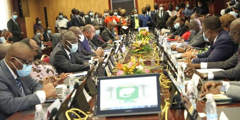 Les acteurs politiques et membres du gouvernement présents à la table de discussion, autour du Premier ministre Patrick Achi, à l’ouverture du dialogue politique, s’étaient engagés à aborder sans tabou tous les sujets. Photo : Joséphine Kouadio.(DR)