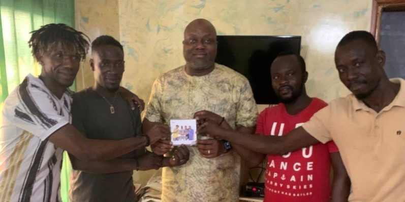 Alafé Wakili, Dg de Totem Communication (au centre) heureux de recevoir son Cd. (Dr)