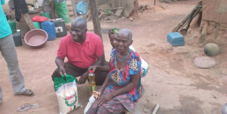 Cette femme de 80 ans reçoit des cadeaux de la part du conseiller économique et social, Eugène Koffi. (Ph: Dr)