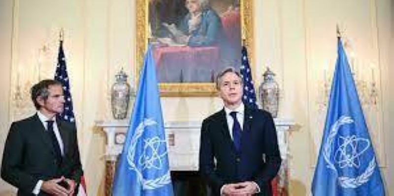 Le directeur de l'AIEA Rafael Mariano Grossi, aux côtés du chef de la diplomatie américaine Antony Blinken, en octobre dernier à Washington, sous le portrait de Benjamin Franklin. (AP - Mandel Ngan)
