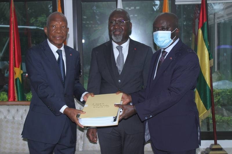 La passation de charge s'est déroulée sous le regard du ministre Alcide Djédjé. (DR)