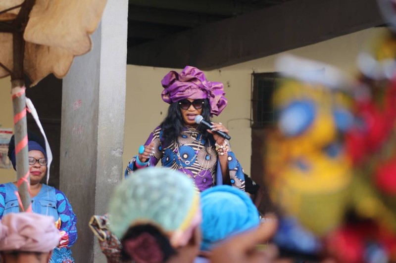 L'ambassadrice de l'Unesco pour la paix, Akissi Delta, s'adressant à des femmes lors de la tournée. (DR)
