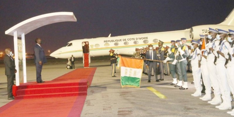 Le Chef de l’État, Alassane Ouattara, à sa descente de l'avion présidentiel, a reçu les honneurs militaires. 