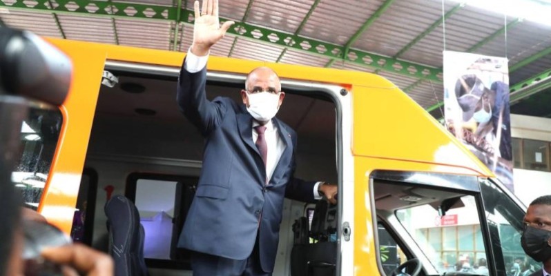 Le Premier ministre Patrick Achi à bord 'un minibus. (DR)