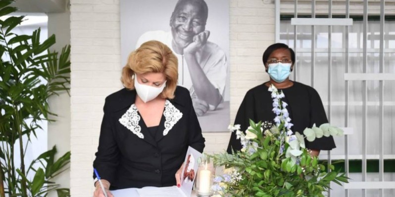 La Première Dame ivoirienne a écrit dans le livre de condoléances. (DR)