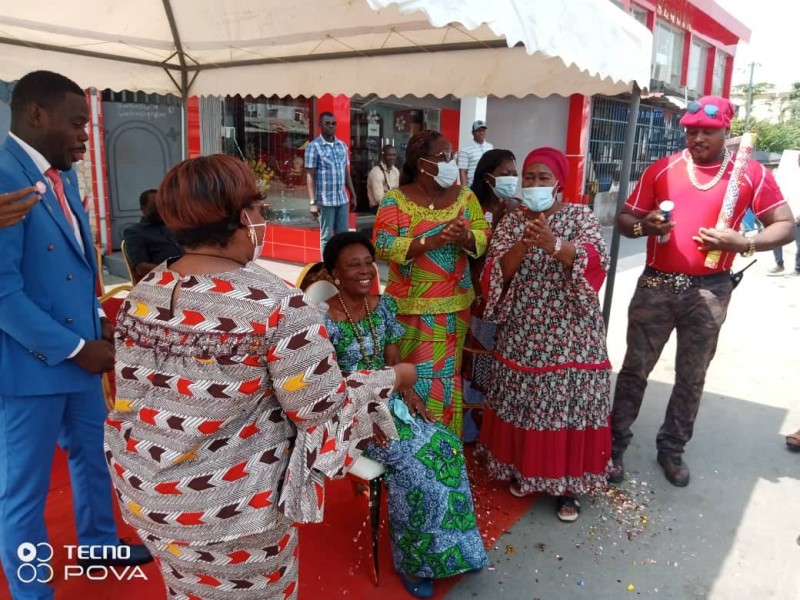 Gouloud Louise (au centre) a été investie présidente du marché de la Riviera-Palmeraie. (Photo : Dr)