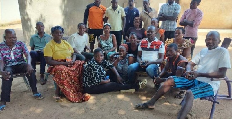 Des habitants du village de N'Gbessou visiblement tristes.