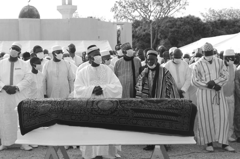 




Des prières ont été dites par des guides religieux pour la défunte avant son inhumation.