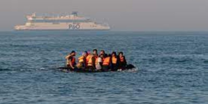 Des migrants sur une embarcation de fortune dans la Manche, au large de Boulogne-sur-Mer (Pas-de-Calais). (Ph : Dr)