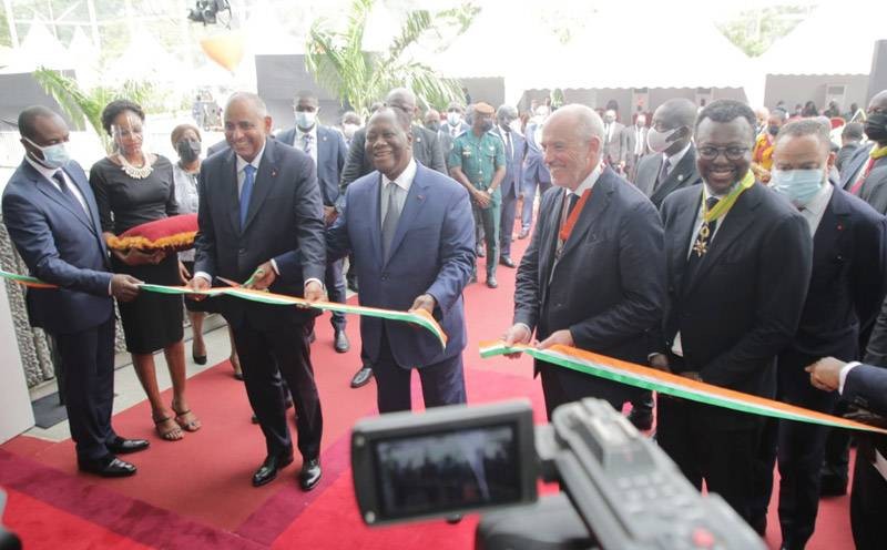 Le Président de la République de Côte d'Ivoire, Alassane Ouattara, coupant le ruban au cours de l'inauguration du nouveau siège d'Orange Côte d'Ivoire. (Ph: Agence 35° Ouest)