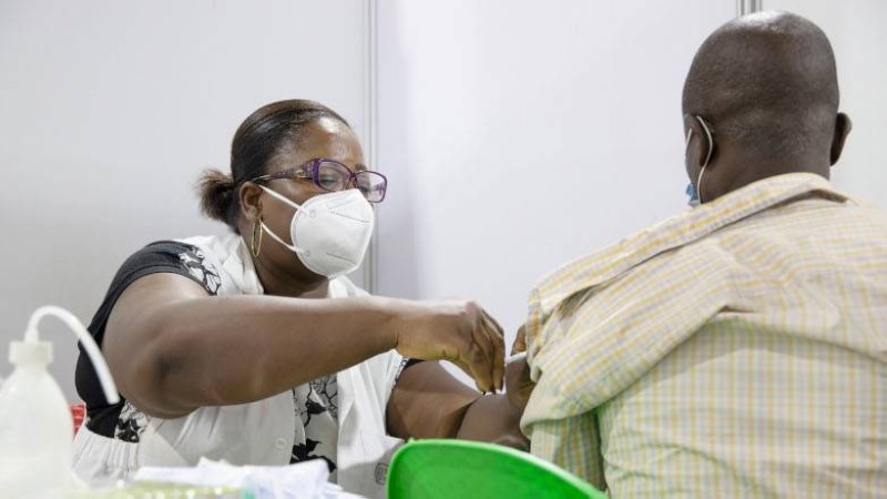 A man being vaccinated against COVID-19 at the vaccination center in Treichville, Abidjan, Côte d’Ivoire. © Erick Kaglan, World Bank.