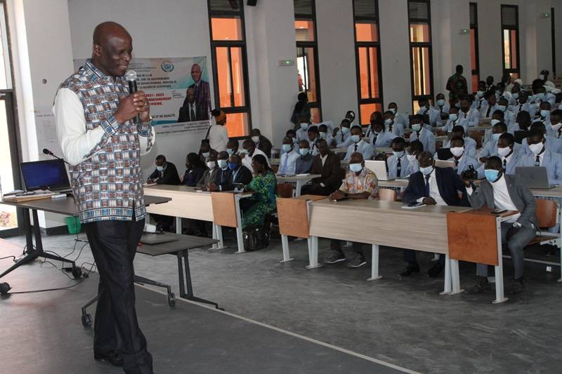 Le ministre Adama Diawara a donné un cours de physiques aux étudiants. (PH: Josephine Kouadio)