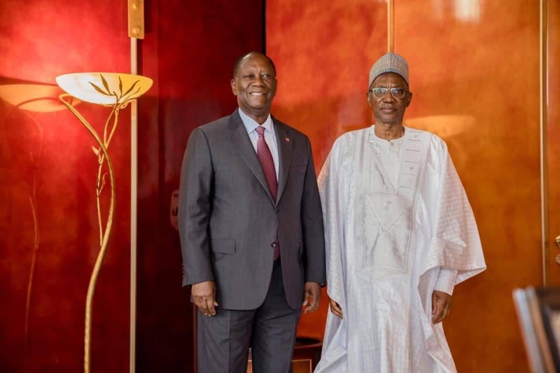Le Président de la République, Alassane Ouattara et l'ambassadeur du Niger en fin de mission. (Ph: Dr)