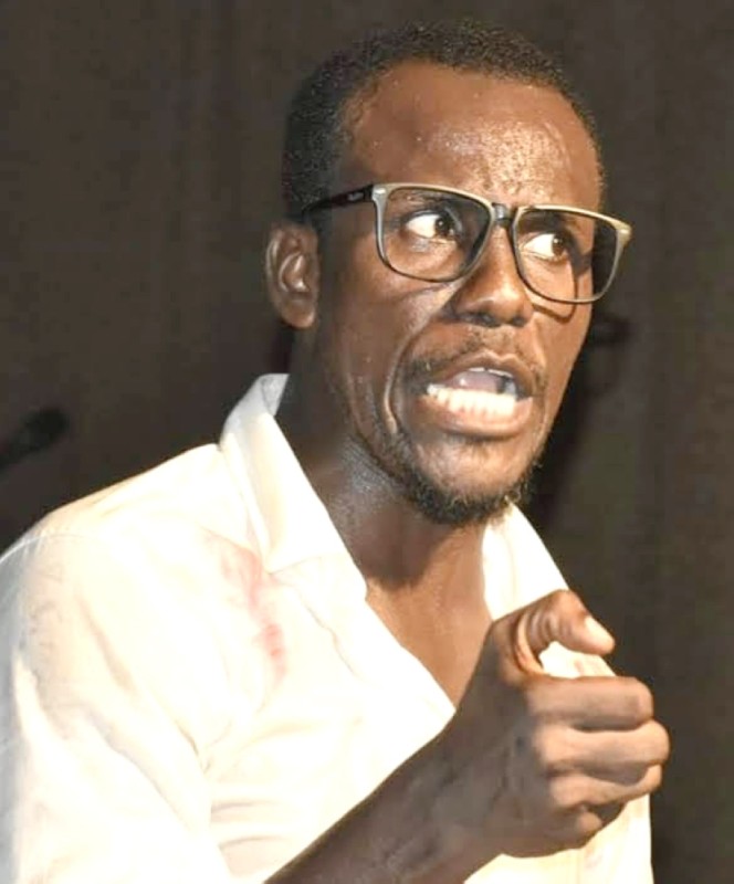 Le comédien ivoirien Adji Gbessi, incarne la totalité des rôles de la pièce. (DR)