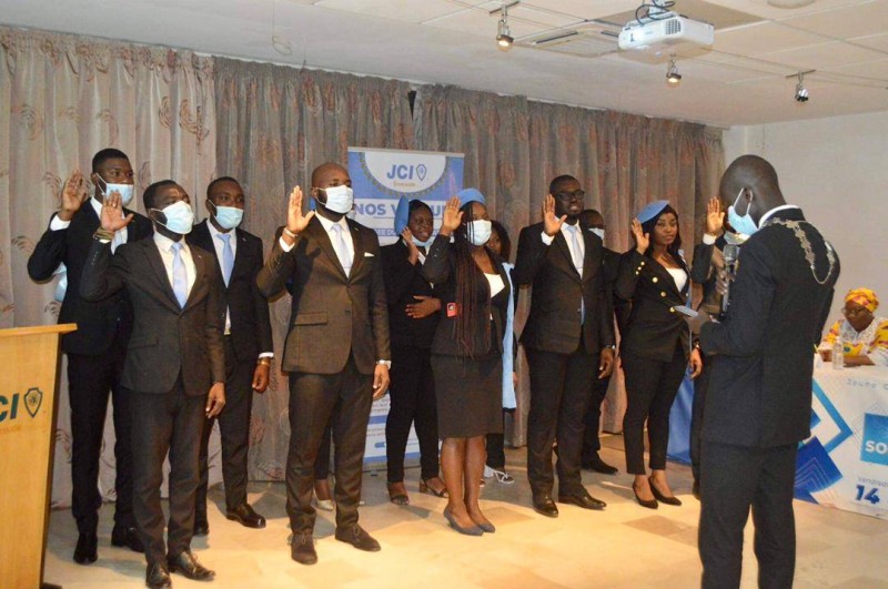 Les membres du comité directeur local en train de prendre l’engagement devant Moussa Cissé, le président exécutif de la mandature 2022 de la Jci Émeraude à exécuter leurs tâches dans les règles de l’art.