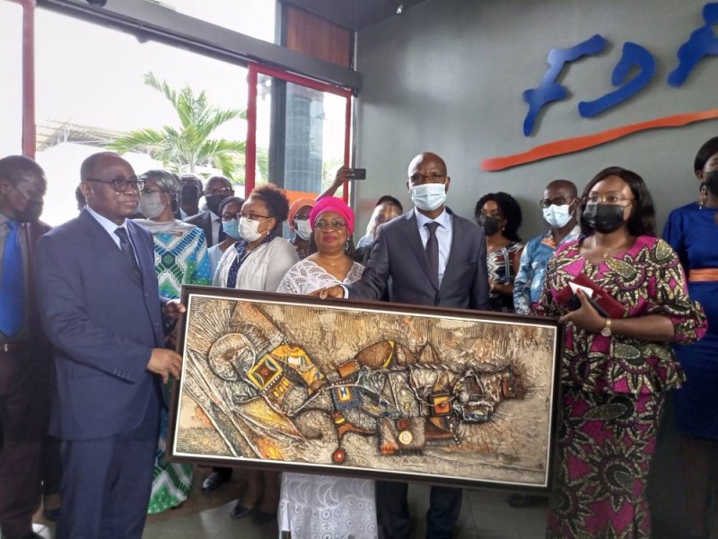 Le personnel du FDFP a offert une toile au ministre Koffi N'Guessan (Ph: Salif D. CHEICKNA)