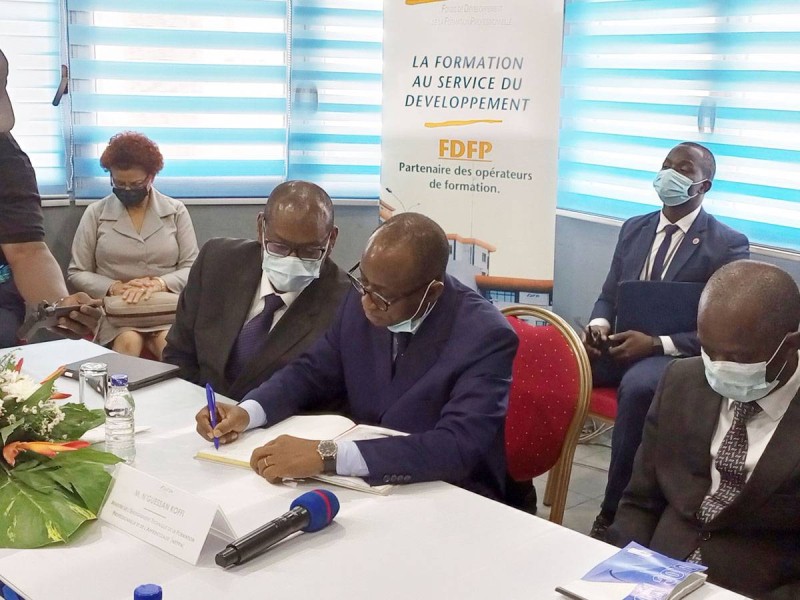 Le ministre Koffi N'Guessan signant le livre d'or (Ph: Salif D. CHEICKNA)