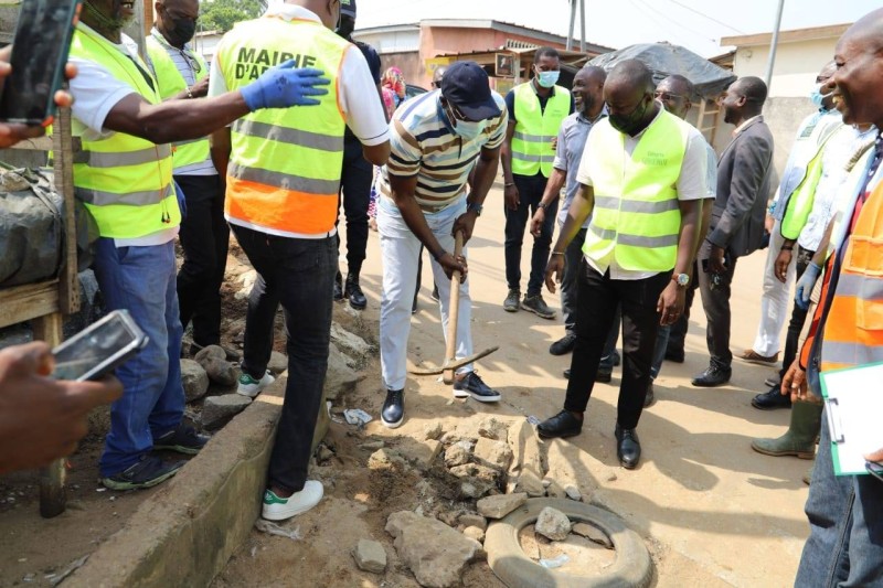 Le premier coup de pioche des travaux du maire Farikou Soumahoro. (Ph:Dr)