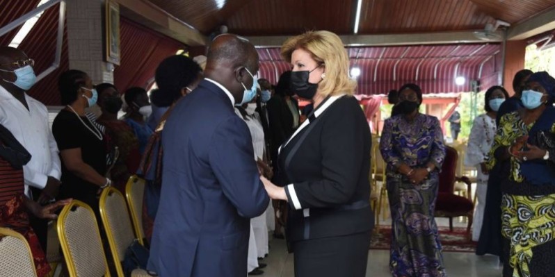 La Première dame Dominique Ouattara exprimant sa compassion à Marcel Amon-Tanoh, fils du défunt. (Photo Cabinet Première dame)