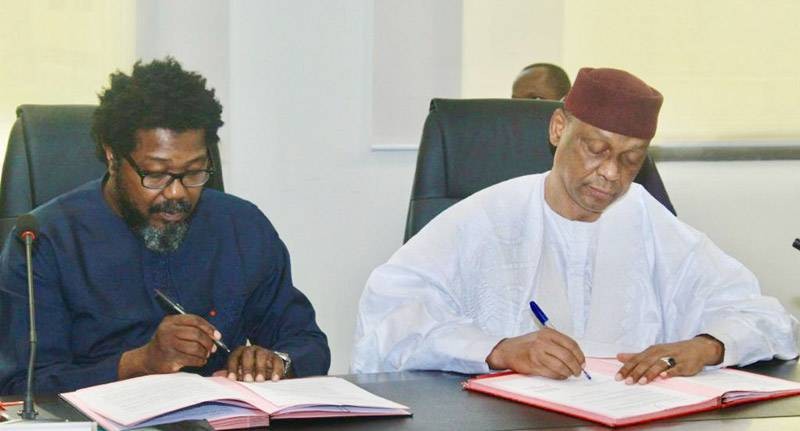 Le directeur général du Fonds de solidarité africain (Fsa) (à droite) et le président de la Cpu-Pme ont paraphé les documents afférents au partenariat. (Dr)