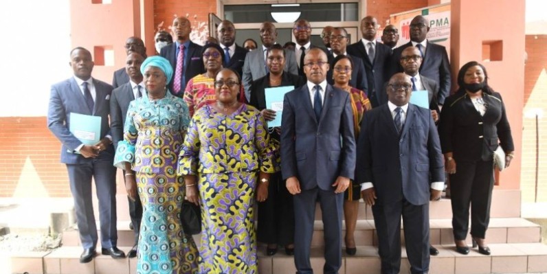 Le Secrétaire d'Etat chargé de la Modernisation de l'administration, Brice Kouassi et ses collaborateurs ont reçu leurs lettres de mission. (Dr)