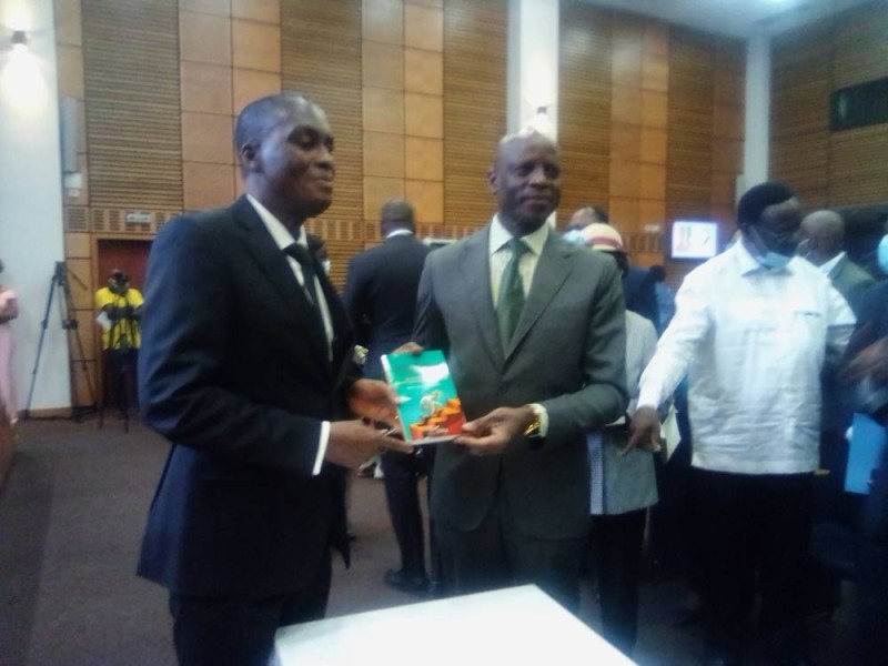 Dr Aka Elété remet l'ouvrage au ministre Adama Diawara. (Ph: Dr)