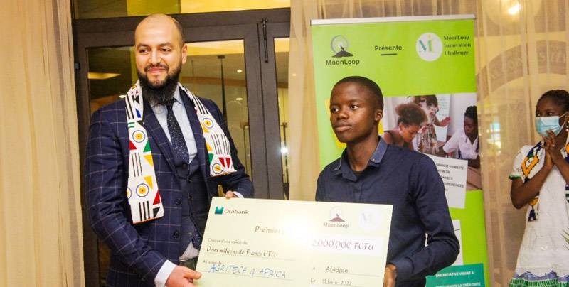 Véhi Gogbé Sévérin recevant son prix. (Dr)