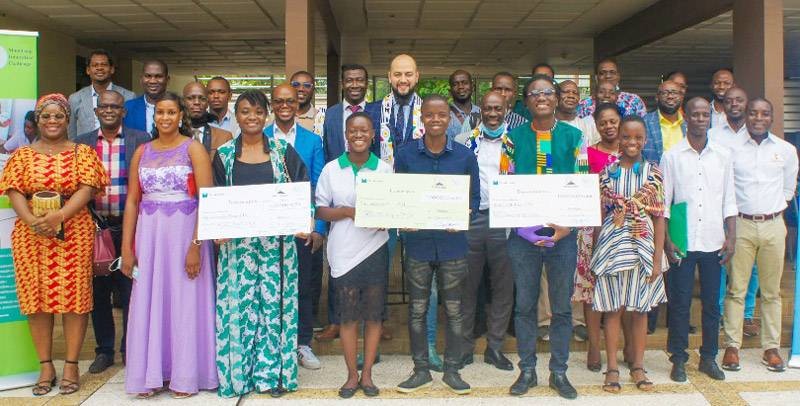 La photo de famille après la remise des prix aux lauréats. (Dr)