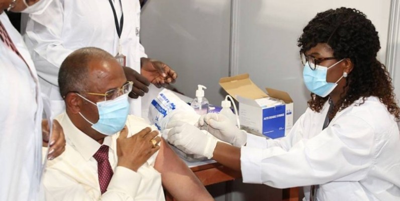 Le Premier ministre Patrick Achi s'est également fait vacciner. (Dr)