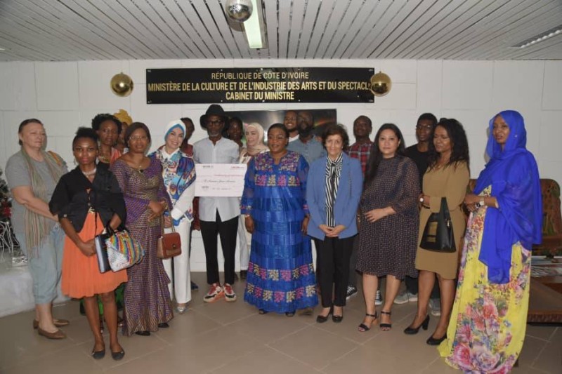 Le groupe des épouses des chefs de mission en Côte d'Ivoire avec la ministre de la culture. (Ph:Dr)