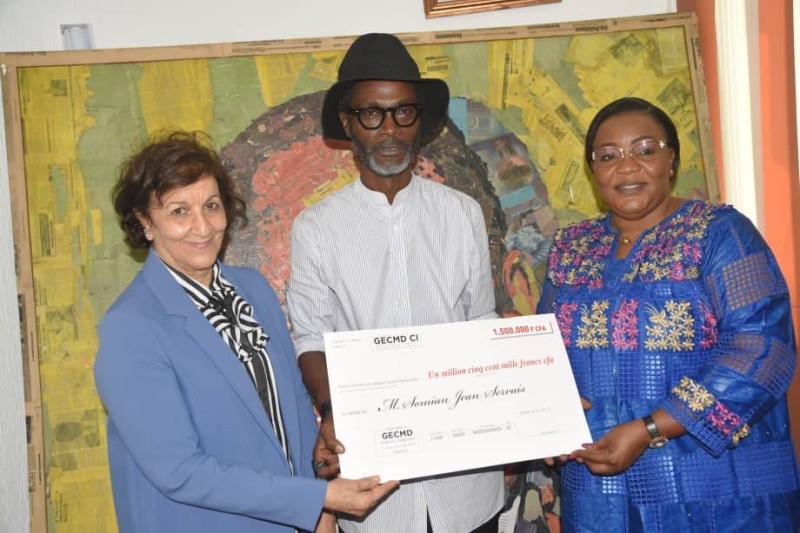 Farida Bouguetaïa, épouse de l’ambassadeur d’Algérie, a saisi l’occasion de la remise du chèque pour réaffirmer le crédo du groupe qui est d’apporter de l’aide. (Ph:Dr)