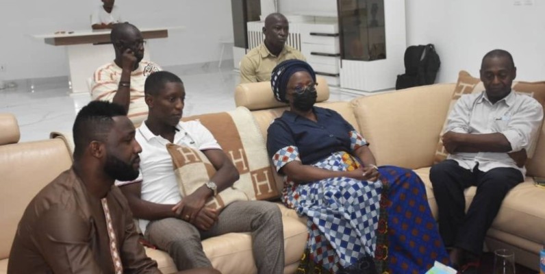 Lé délégation conduite Mariam Dao Gabala chez Max Gradel. (Cn-Fif)