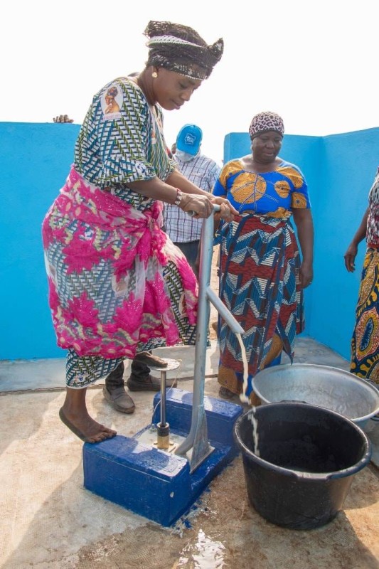 De l'eau dans les pompes pour amoidrir la souffrance des femmes (DR)