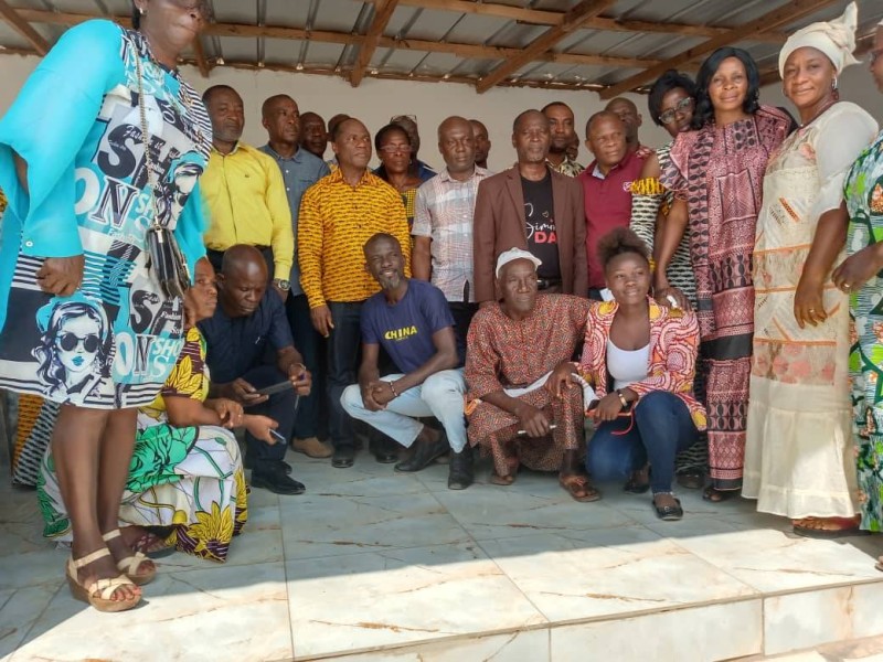 Dr Kakou Pierre entouré des habitants de la région du Gôh. (Ph;Dr)