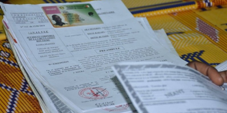 Une vue de certains permis de conduire saisis. (DR) 