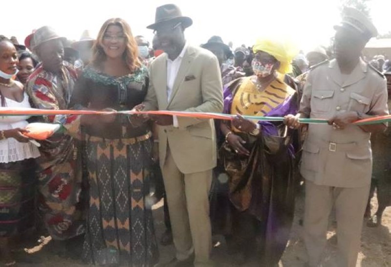 Les ministres Belmonde Dogo et Alain Donwahi coupent le ruban symbolique . (Ph:Dr)