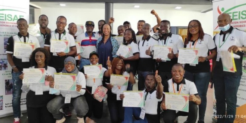 Photo de famille des coaches formés, du président de la Feisaf et de leur marraine, l'honorable Yasmina Ouégnin. (Dr)