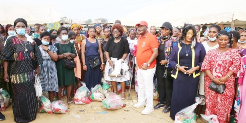 Eric Taba, Thérèse Taba et Akissi Delta avec des bénéficiaires des vivres. (Photo: Poro Dagnogo)