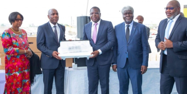 Le ministre Jean-Luc Assi reçoit du matériel de son collégue Amédé Kouakou  (Bavane)