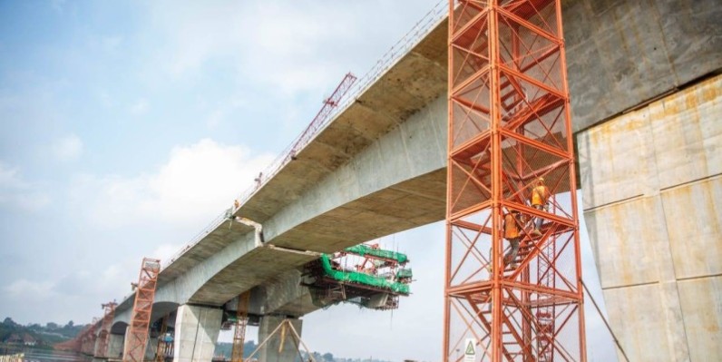Le ministre de l’Equipement et de l’Entretien routier s’est dit satisfait de l’avancement des travaux. (Ph: Edouard Koudou)