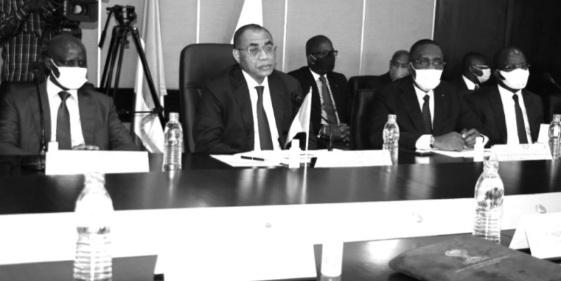 Le ministre Adama Coulibaly (au centre) a salué les efforts de l’Uemoa pour l’accompagnement des États membres dans la mise en œuvre des réformes communautaires. (Photo : Dr)