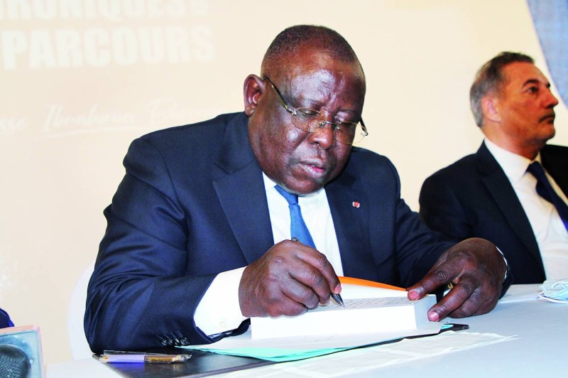 Cissé Ibrahima Bacongo a dédicacé les tomes 1 et 2 de "Si c’était à refaire...Chroniques d'un parcours". (Photos : Joséphine Kouadio)
