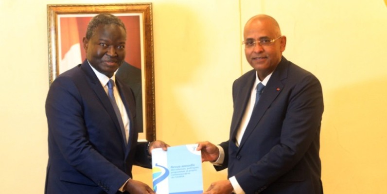 Le Premier ministre Patrick Achi reçoit des mains de Abdoulaye Diop, le rapport de la Revue annuelle des réformes communautaires. (Ph: Sébastien Kouassi)