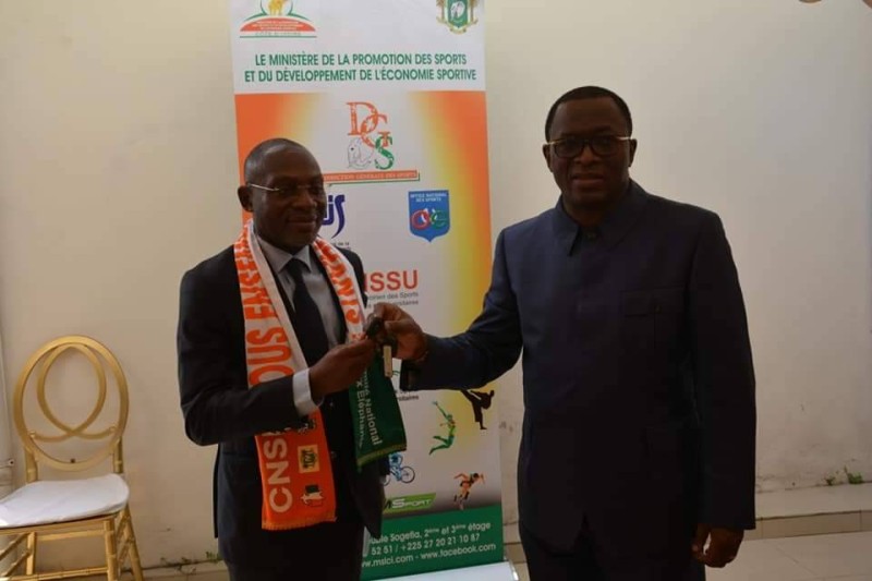 Le minitre Danho Paulin remettant la clé au président de la Cnse. (Ph: Dr)