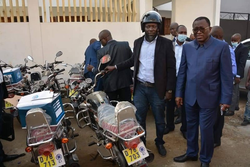 Le ministre Danho Paulin avec un bénéficiaire. (Dr)