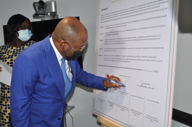 Le ministre Siandou Fofana signant la charte de bonne conduite. (Dr)